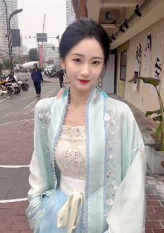 成都小姐姐「嘉月」汉服穿搭出街一展东方美学 网友：西施貂蝉在世