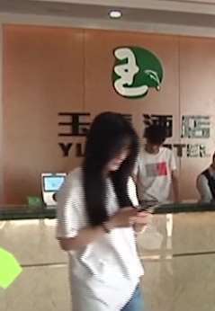 郑州一对情侣住酒店,不料发现针孔摄像头遭偷拍!
