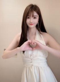 甜美女主播「糖糖」穿时尚白裙居家浅跳 网友:越看越喜欢
