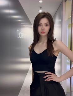 网红车模「张芮尔」分享冷脸模特走秀，气质拿捏的死死的！