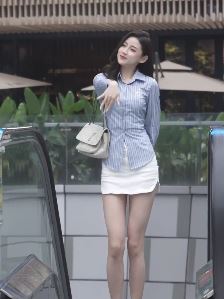 甜美小姐姐「美妮」街头浅跳摇摆舞 配文:心态是女人最好的风水