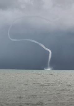 青海湖惊现龙吸水，游客感叹太神奇了！