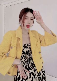 演员江疏影发抖音来"撒个娇"，肤色好气质佳怪不得粉丝快破2千万啦！