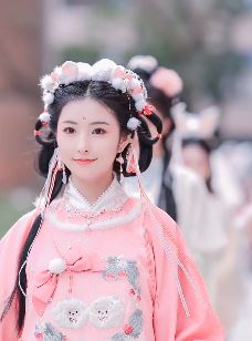 一排国风美少女相继出镜 看看第几个是你的"菜"?