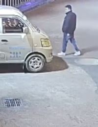 醉酒男无证驾驶开走路边面包车