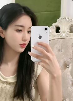 小姐姐「美璐」手拿iphone玩自拍,配文:一定要优秀吗?我就很普通!