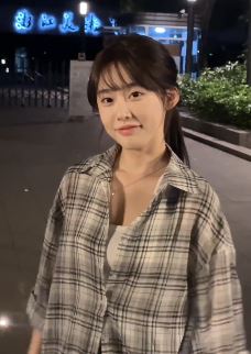 甜美小姐姐「白桃」分享夜晚街头随拍 网友:好纯的感觉