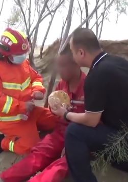 新疆一男子独自到沙漠玩后失联 经历30小小时被找到