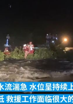 桂林一男子抄近路涉水过河回家被困河中孤岛