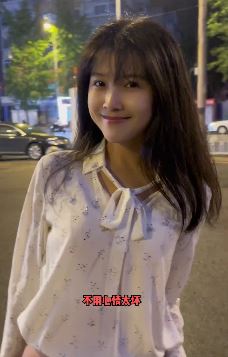 主持人吴曼优雅穿搭分享夜晚街头随拍 网友：咋一看很像周慧敏