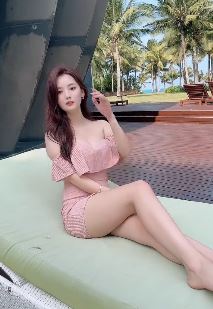 极品御姐「李菲儿」穿着性感沙滩晒太阳,景美人美生活美!