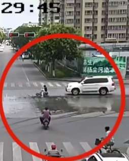 提醒大家切勿闯红灯，这都是血的教训！