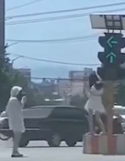 红绿灯底座上跳舞，两女子这下"火"了！