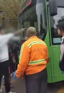 女子车停车站等人被催促，怒骂公交司机被批评教育