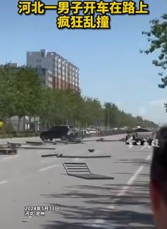 河北沧州一男子驾车疯狂乱撞被带走