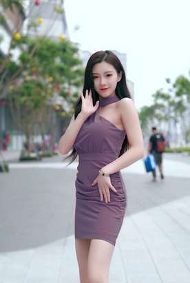 性感美女穿变色裙热舞 小心亮瞎你的眼