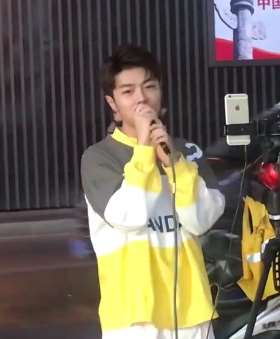 重庆一街头艺人撞脸霍建华，引大量美女围观!