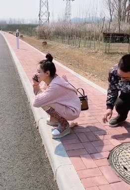 恶搞美女：屁股下面多了三个鸡蛋吓坏了！