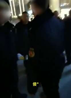 无锡一夫妻街头卖发箍遭城管辱骂