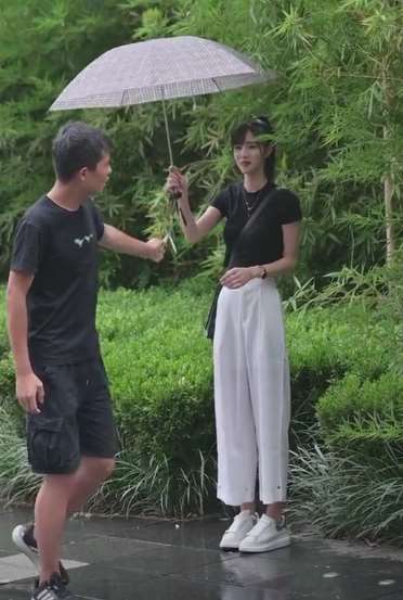 遇到这样避雨的女孩，你是否也会这样做呢？