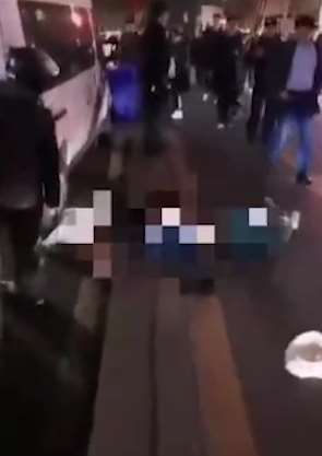 重庆一男子坠楼砸死两名路人