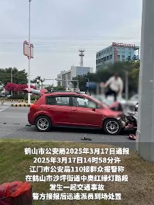 男子驾车追尾后情绪失控打砸被追尾车辆