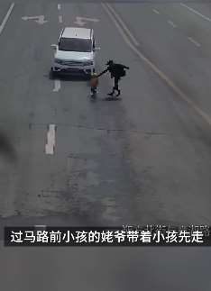宁夏一家长带孩子横穿马路 孩子突然折返被车撞飞