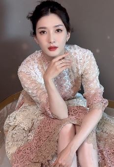 演员江疏影穿镂空长裙分享日常好状态 网友：成熟女人的魅力