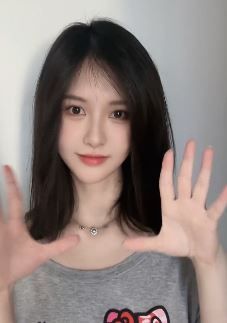 美女主播「阿冷」分享生活随拍,配文:这段手势舞拍了一个小时