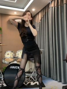 长腿小姐姐「曹晓萍」穿黑S跳Hush一下手势舞 网友:我想大声说爱你!