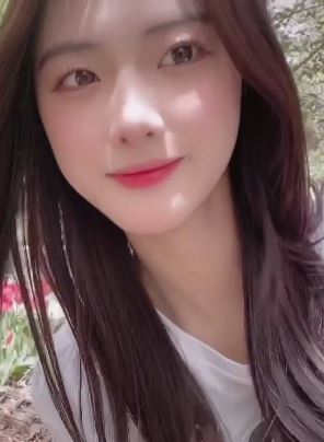 网红小姐姐小初幽默签名：我一般下午出现，不然你早晚爱上我！