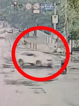 外卖骑手闯红灯撞上私家车 腿部受伤手机屏碎还负全责