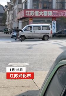 江苏兴化一男子街头多次狂奔扑向过往车辆