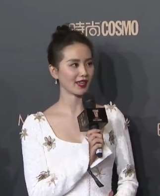 刘诗诗白色花朵长裙造型出席时尚盛典，知性典雅还是那么美了！