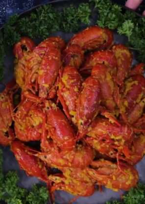 咸蛋小龙虾？没错，小龙虾的最潮吃法，你吃过吗？