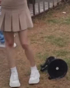 长沙橘子洲景区游客不听劝翻越护栏踩踏草坪拍照