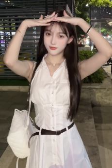 网红美女「QAnna」穿气质穿搭街头随拍 网友:肤若凝脂,貌若天仙
