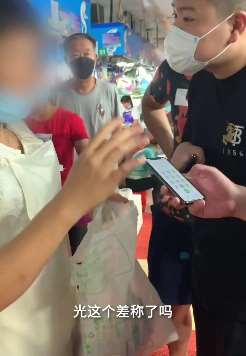 三亚第一海鲜市场无良商家缺斤少两被曝光