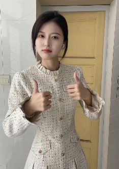 好看小姐姐「爱酱小极」穿时尚美裙居家浅跳  网友:美的精致