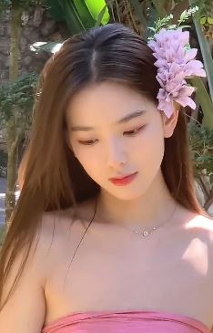孙一宁头插鲜花抹胸装出镜漂亮至极 网友:我一女的都心动!
