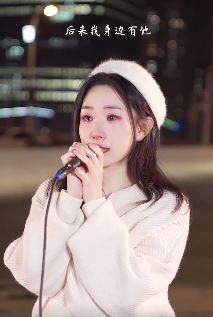 漂亮小姐姐《沙粒小姐》街头含泪演唱歌曲『从前说』