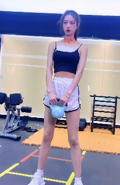小姐姐「麻辣兔头」分享健身房锻炼vlog  网友:身材真好