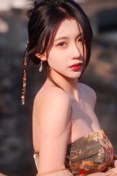 气质御姐「卿九九」穿旗袍户外随拍 网友:淡眉如秋水 玉肌伴清风