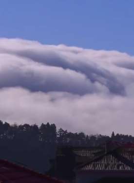 江西庐山现绝美云海景观，气势磅礴似流水瀑布