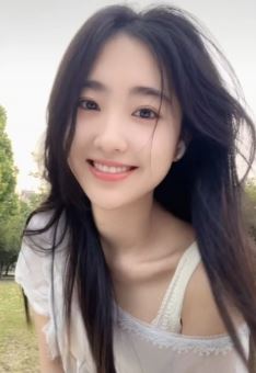漂亮女主播「一口奶」纯欲穿搭分享户外随拍 网友:太养眼了