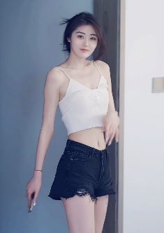 网红美女涵火火show夏日高级感穿搭 网友:有颜值有身材!