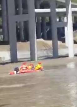 洪水中解救孕妇时橡皮艇侧翻 1消防员牺牲孕妇及其丈夫失踪