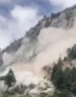 印度发生山体滑坡可怕瞬间 巨石坠落致9人丧生