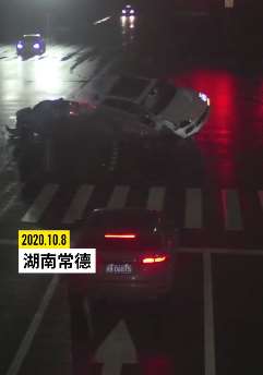 凌晨奥迪闯红灯与卡宴迎面相撞 车损近200万