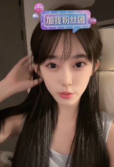 大眼小姐姐「白桃」分享日常随拍  网友：有点像卡通人物